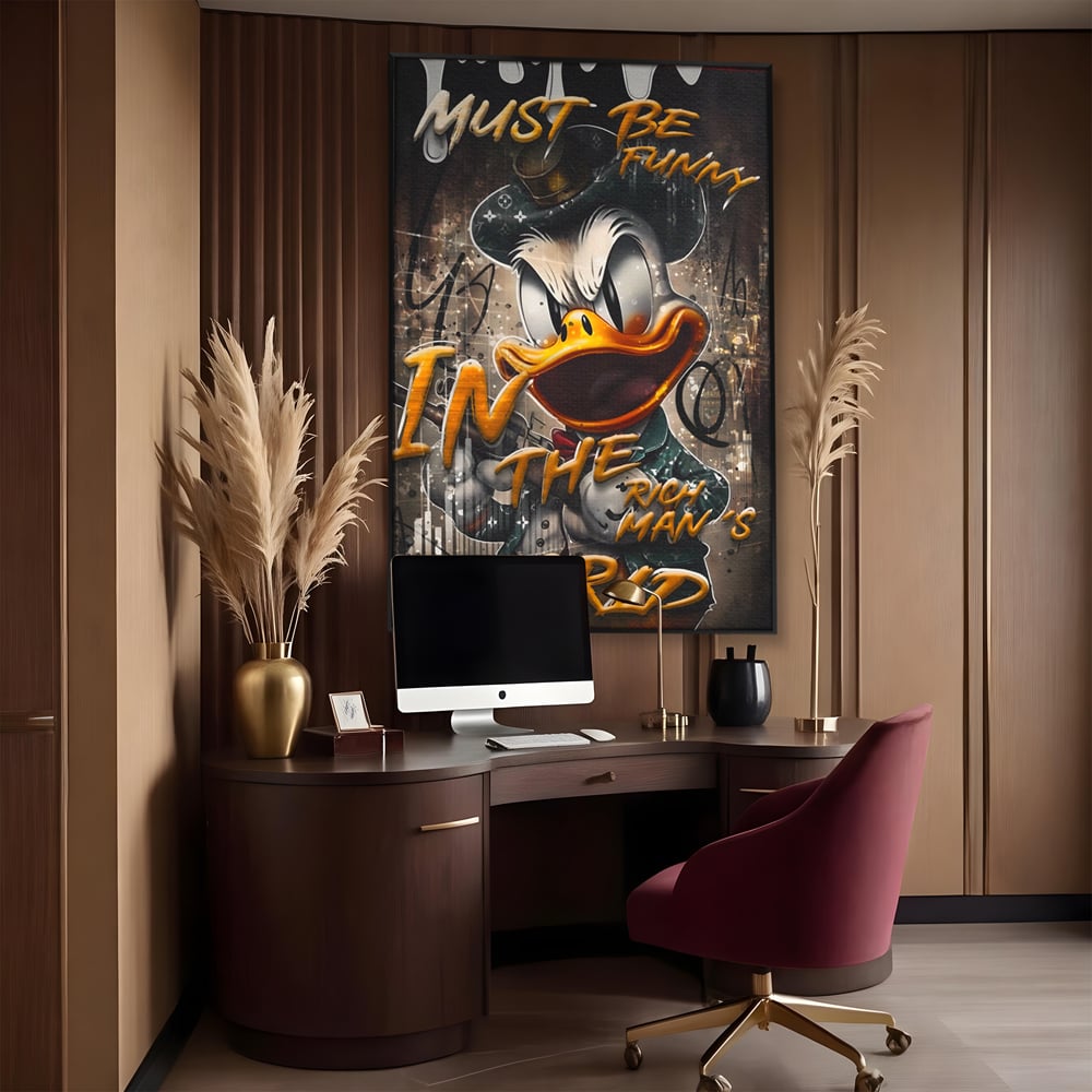 Tablou canvas cu tablou canvas cu scrooge mcduck, in rama de aluminiu negru, pe perete intr-un birou